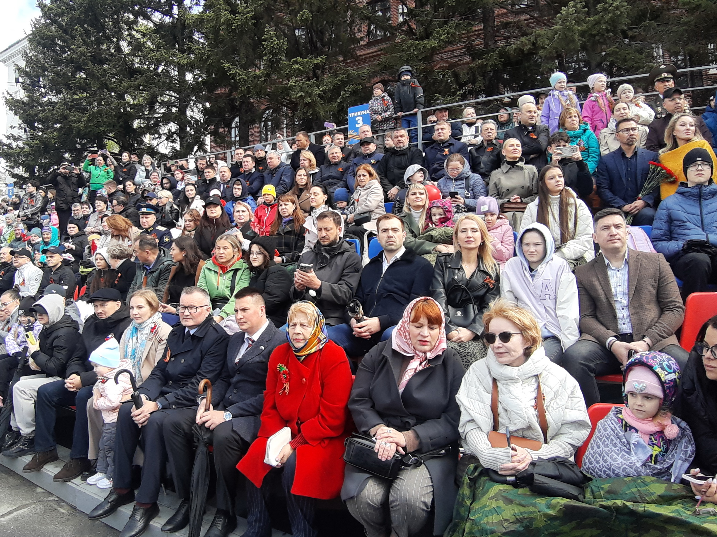 Гости собрались задолго до начала парада